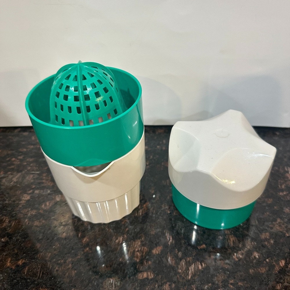 White Teal Plastic Manual Citrus Juicer Lemon Squeezer Reamer Kitchen Vintage